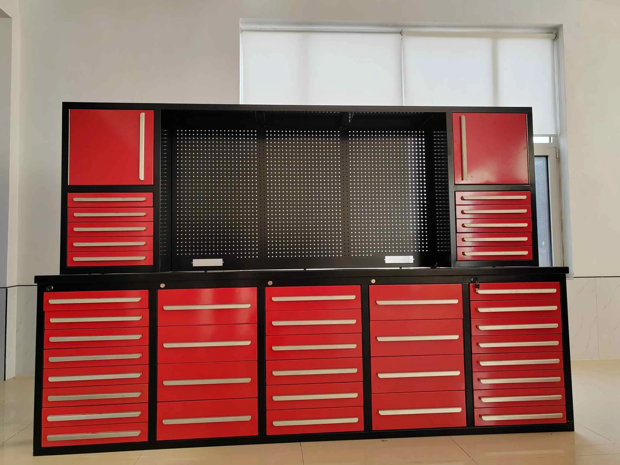 Црвени радни сто